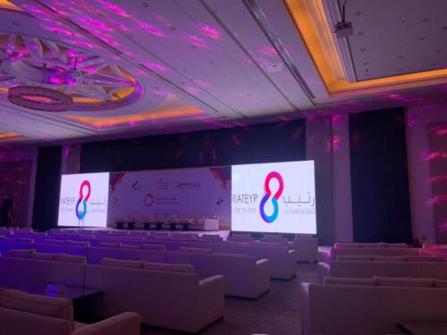 شاشتين مقاس 4*3 يتوسطهم بنر