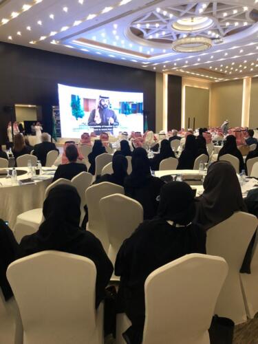 شاشة منحنية في حفل وزارة الصحة