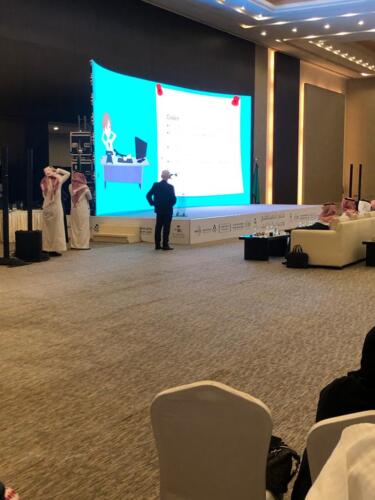 شاشة فوق المسرح كيرف منحنية