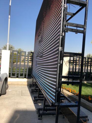 شاشة خارجية على استاند متحركة