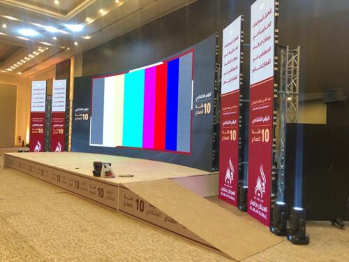 شاشة كبيرة كيرف منحنية