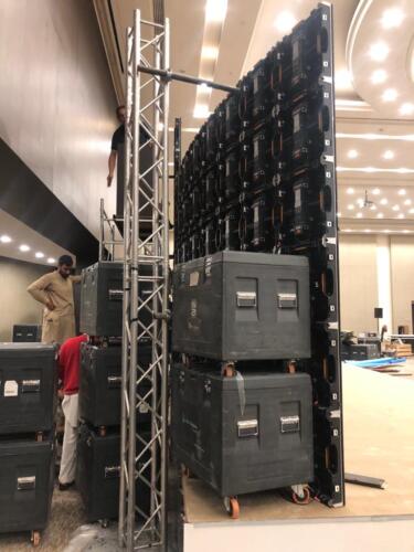 شاشة p2 منحنية أثناء التركيب