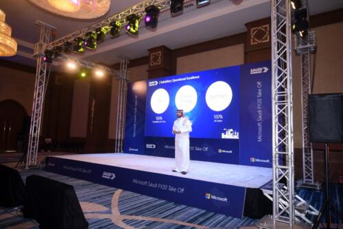 إضاءة متحركة أعلى المسرح بيمات ألوان متعددة