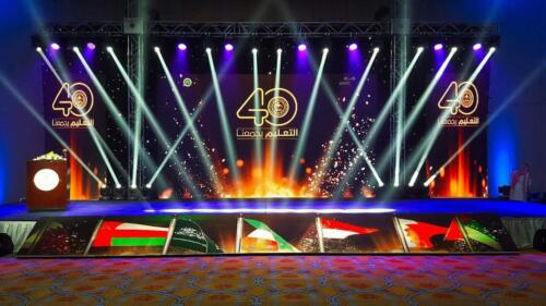 بيمات وكشافات متعددة الألوان فوق المسرح متحركة