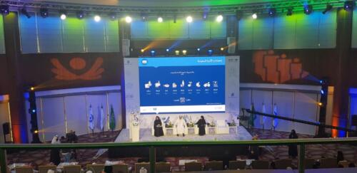 تراس يحتوي على بيمات متحركة وكشافات فوق المسرح