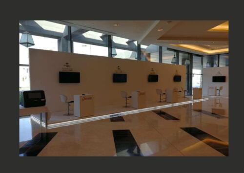 جدار خشبي مع شاشات معلقة و استاندات أرضية