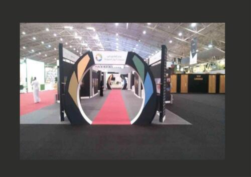 بوابة معرض خشب تصميم خاص مع طباعة استيكر