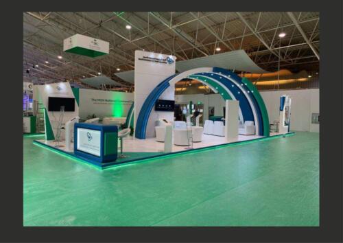 بوث خشب مع طاولات وكراسي