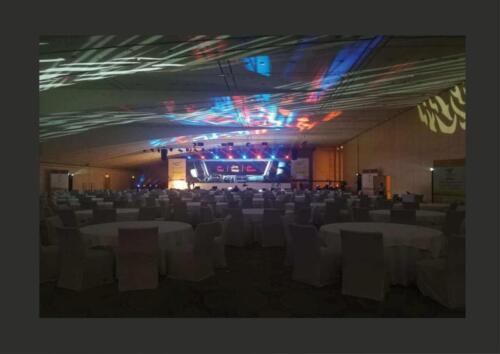 شاشة مؤتمر مع اضاءات سقف متحركة